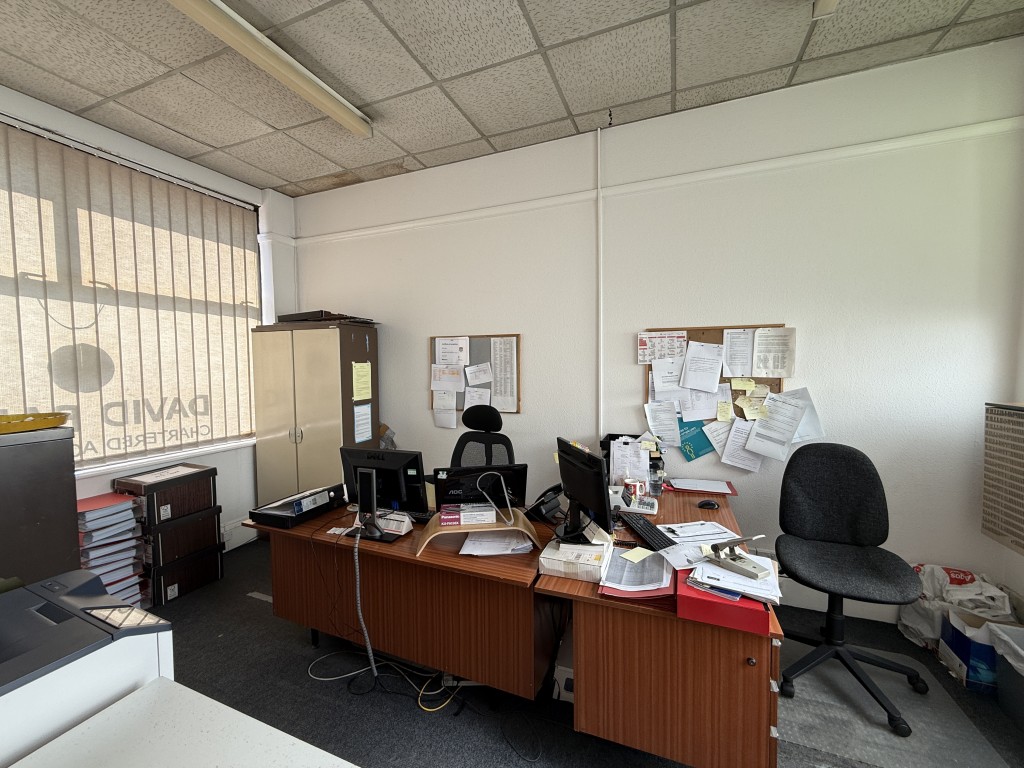 Lot: 56 - SUBSTANTIAL FREEHOLD COMMERCIAL PREMISES FOR OCCUPATION OR REDEVELOPMENT - Front ground floor office room